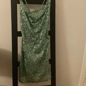 Paljettklänning  - Festklänning från Nelly, använd vid två tillfällen. Nypris 499kr säljer för 150kr + frakt.