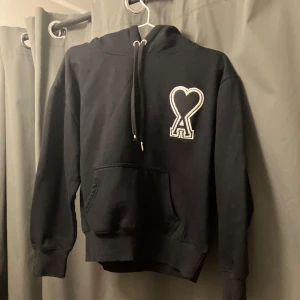 Ami Paris  - Hoodie från Aim Paris . Står storlek M men är small . Fint skick men ena snöret på luvan är lite skavd . 
