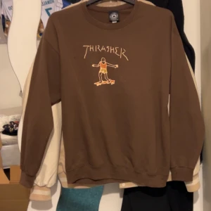 Thrasher sweatshirt - Hejsan🙌 Jag säljer nu min thrasher sweatshirt då jag växt ur den! Skick 9/10 har knappast använt den🔥 återkom gärna vid fler frågor ✌️