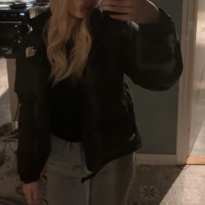 the north face jacka - säljer då den bara hänger i garderoben, köpt här på plick och har blivit sparsamt använd med inga defekter!💕💕