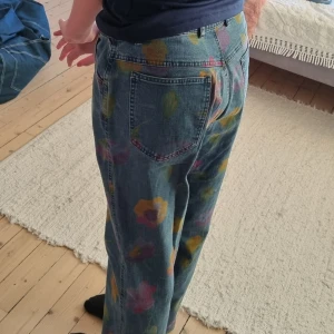 Blomster jeans 🌼 - Mina älskads jeans passar mig inte längre och behöver ett nytt hem! Super snygga jeans med blomster monster perfekt till våren och passar till allt! 🌼🫶