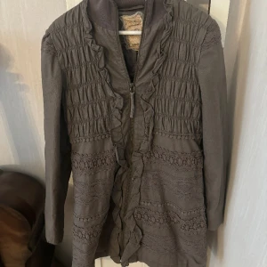 Cream linne broderier spets jacka kappa - Storlek 36