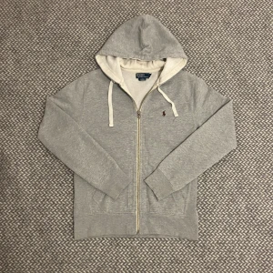 Ralph lauren hoodie - Grå hoodie från polo ralph lauren. Storlek M, sitter som en S/M. I nyskick, inga fläckar eller skador. Hör gärna av dig vid frågor😉👊🏽