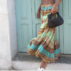Säljer denna extremt snygga och populära zara kjolen som är sååå fin att ha nu i sommar!! 