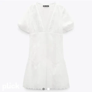 Zara klänning - Vit zara klänning med broderier, använd 1 gång så är i fint skick🙏🏼 på bilden har jag ett vidervärdigt linne under men tänk bara bort det, vet inte om klänningen finns att köpa längre men kan ha fel