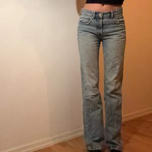 Ljusblåa mid-waist jeans från zara🩵