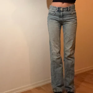 Zara jeans - Ljusblåa mid-waist jeans från zara🩵