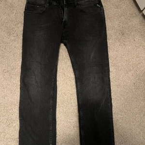 Replay jeans - Replay jeans, använda cirka två gånger Modell dave i storlek 33/32