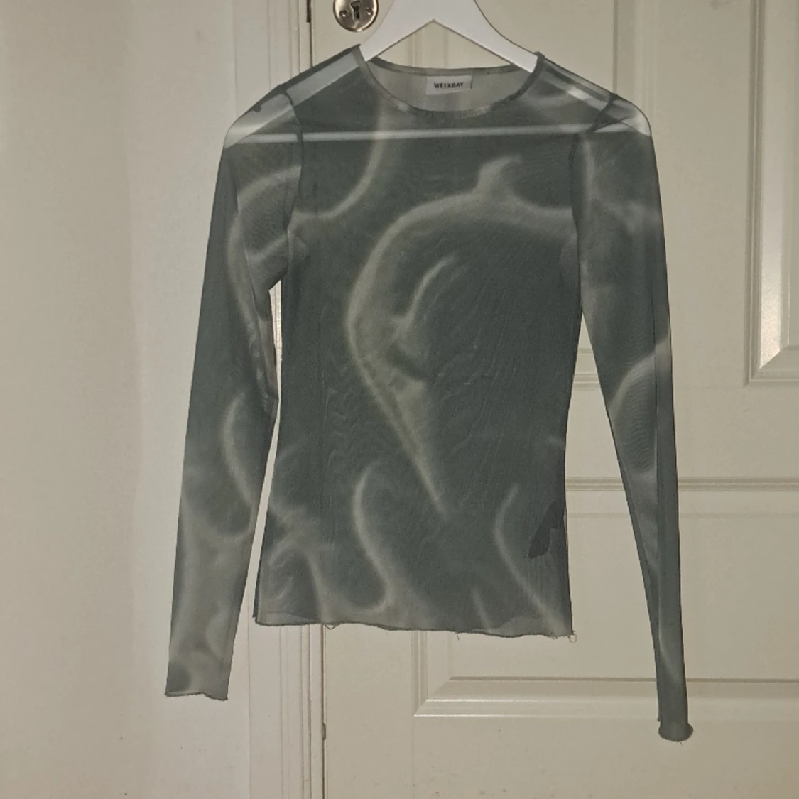 Blå genomskinlig tröja