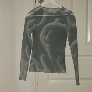 Blå genomskinlig tröja - Blå genomskinlig tröja från Weekday. Använd 1 gång och i bra skick.