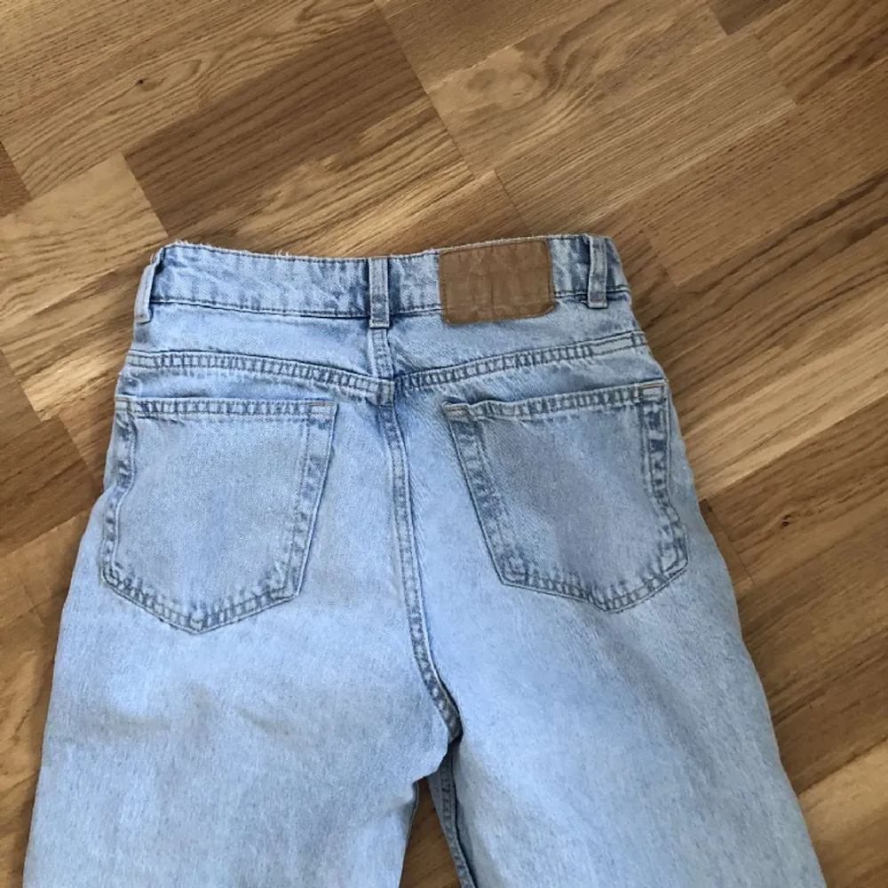 Säljer nu dessa jeans eftersom att de bara hånger i garderoben just nu. Inköpta från H&M. Höga i midjan. Du står för frakt. . Jeans & Byxor.