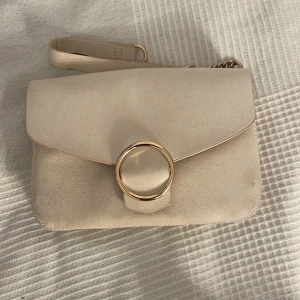 Väska - Liten och praktisk väska som man t.ex ha över axeln med långt axelband💗 Kp för fler frågor eller bilder🥰