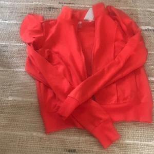 Tröja hm  - Säljer för att de är försent att lämna tillbaka. Aldrig använd, bra skick. Ny pris 349kr 