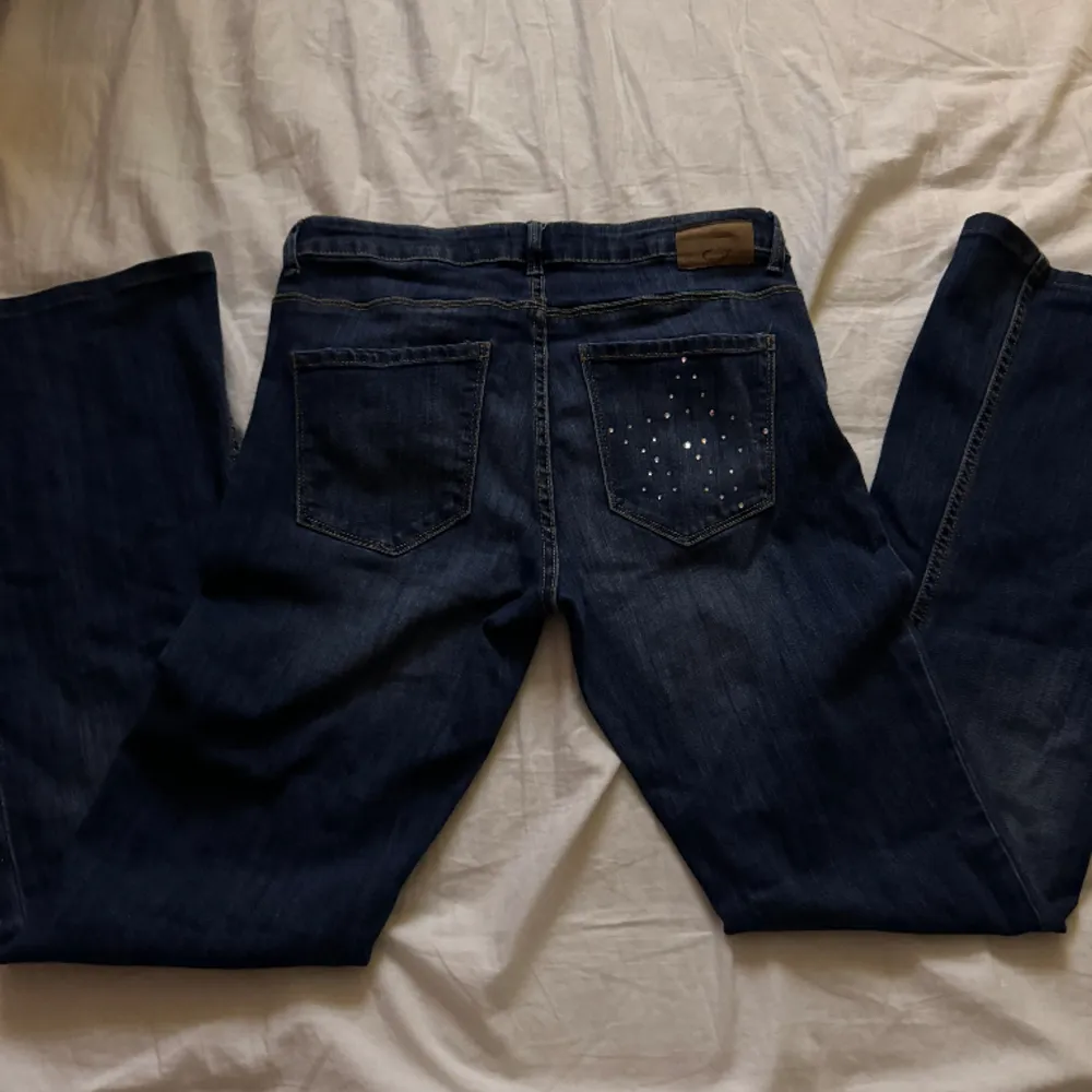 Ett par jeans med en stjärna av rhinestones. Köpt på Plick för 350kr. Oanvända för dom är för stora och korta i mina ben (är 167). Midja rätt över: 38cm. Innerbenslängd: 81cm. Tryck gärna på köp nu. Jeans & Byxor.