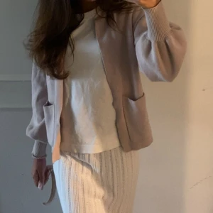 Kofta - Jätte fin kofta från STOCKH LM. Skick 9/10. Använd varsamt och har inga synliga defekter. Storlek M men passar XS-M då jag oftast är S men passar även min syster som har XS. Skriv om ni har några frågor. Kan sänka priset vid snabb affär❣️