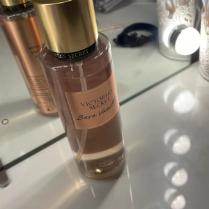 Victoria secreat parfym ✨✨ - Andvänd 1 gång innan. Luktar vanilj✨✨✨