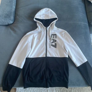 EA7-hoodie  - Storlek: XS  Bra skick   Kan gå ner i pris vid snabb affär.