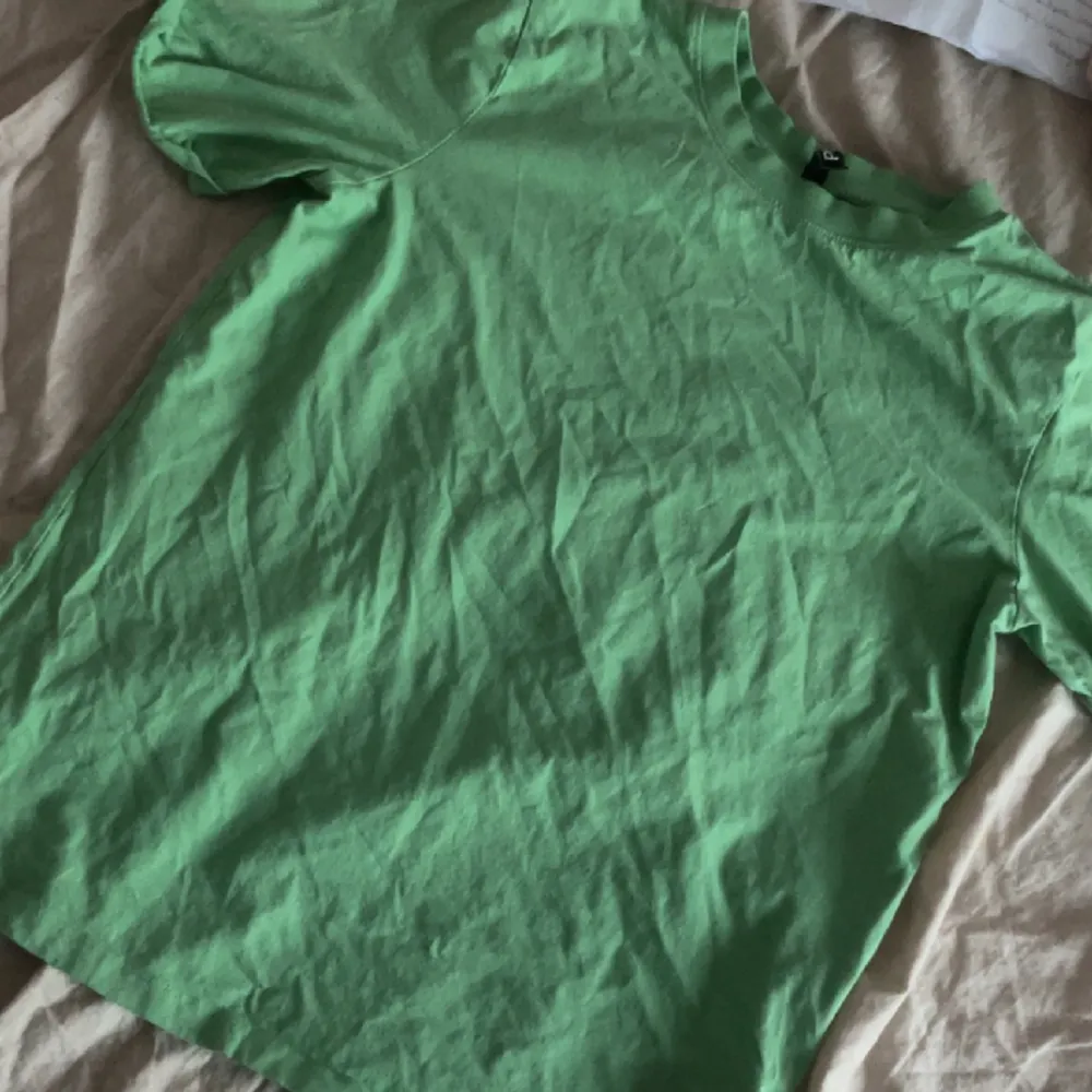 jätte fin grön tshirt som inte kommer till någon användning längre!! precis som ny. står ingen storlek men skulle säga s! kontakta mig om du undrar något. T-shirts.