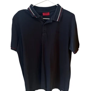 Hugo boss piké  - Gammal men i nyskick, säljer den för har bytt stil perfekt inför sommaren den är slim fit så den passar M L och S