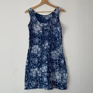 Söt blå klänning i mjukt, stretchigt material.  100% bomull