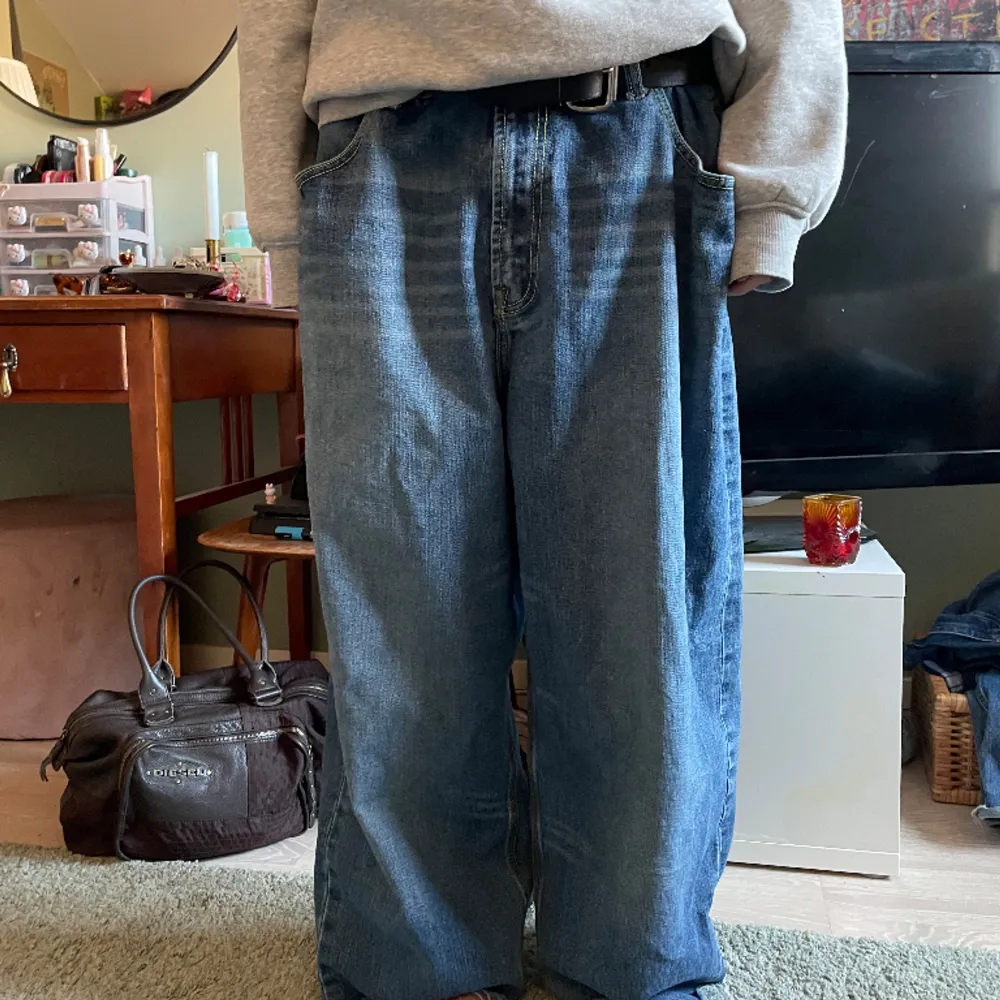 jättesnygga baggy jeans! tyvärr klippta och sydda nere vid ena benet + en fläck (har dock inte testat ta bort den). Jeans & Byxor.