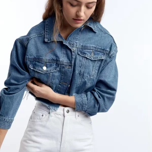 Croppad jeansjacka från Ginatricot   - Riktig snygg croppad denimjacka från Ginatricot. Bra skick! Köpt för 449kr 🌻🤘
