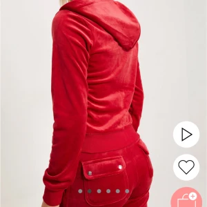 Juicy Couture - Säljer mitt röda juicy couture set i storlek S (koftan + byxor) som är i nyskick, endast testade 💓Köpt för 2500. Endast seriösa köpare 💓