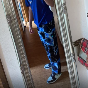 Jaded london byxor - Hejsan🙌 Säljer nu mina Jaded londen lightning blue byxor då jag växt ur dem! Skick 9/10 använt ett fåtal gånger bara och verkligen hur sköna som helst, jag är ungefär 185cm på bilden så ni vet ungefär hur långa dem är! Hör gärna av er vid fler frågor