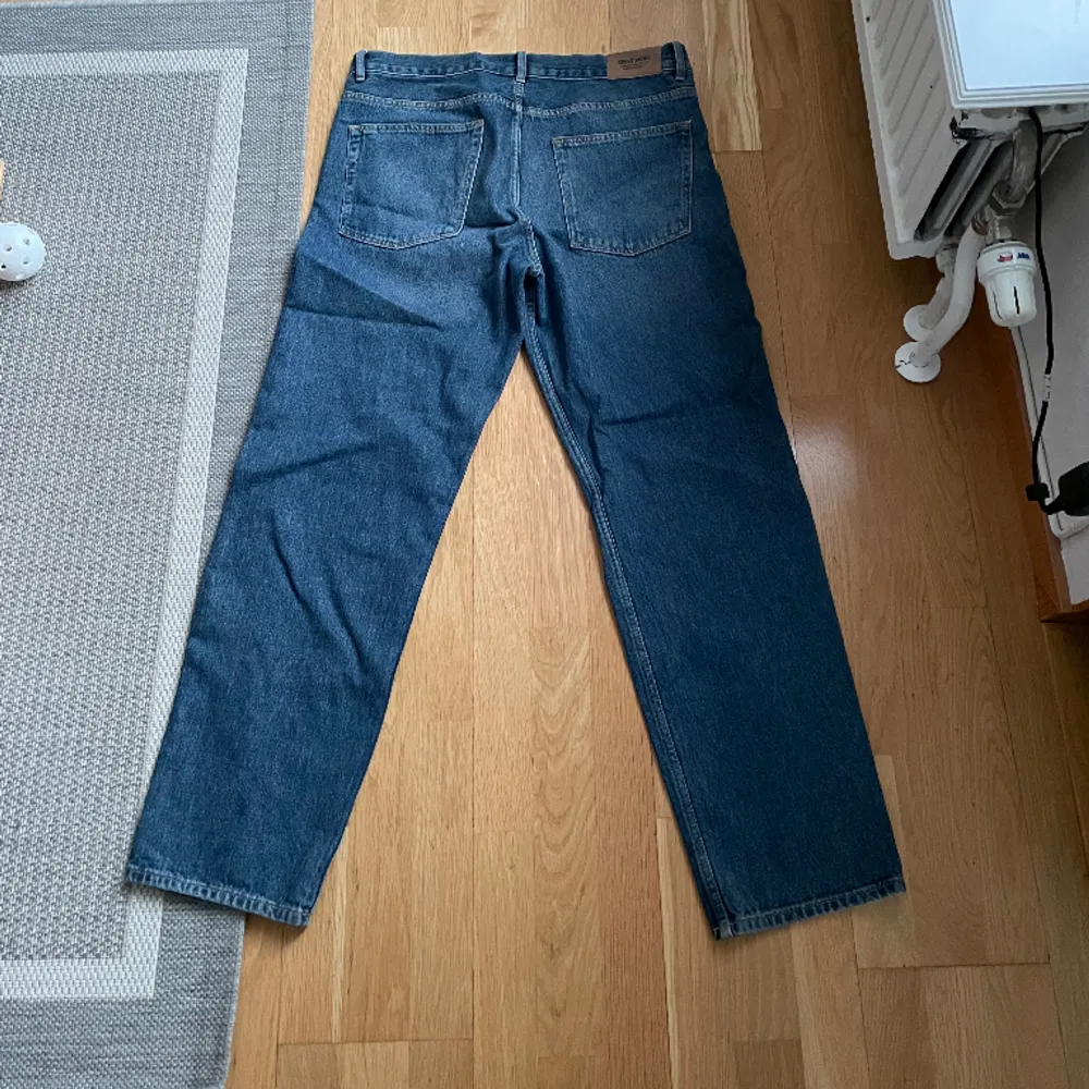 Junkyard jeans, storlek: 33, inga fläckar eller annat, modellen är 190 cm lång och väger 85 kg, bara höra av sig vid frågor och funderingar. Jeans & Byxor.