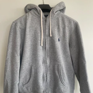 Ralph lauren zip hoddie  - Ralph lauren zip hoddie i utmärkt skick! Strlk M men passar S också.