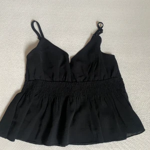 Topp - Söt topp med volang 😍