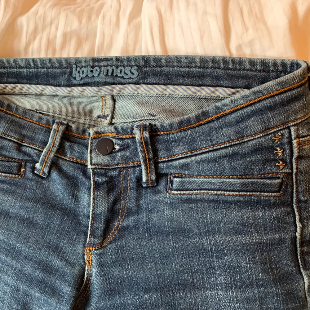Jättefina bootcut, kate Moss jeans! Mina är avklippta därav priset. Jättebra skick annars!!W:26 (66cm) L:32 (81cm). Nu när dem är avklippta är innebenslängden 77cm💓 skriv vid frågor eller om du vill ha fler bilder💘. Jeans & Byxor.