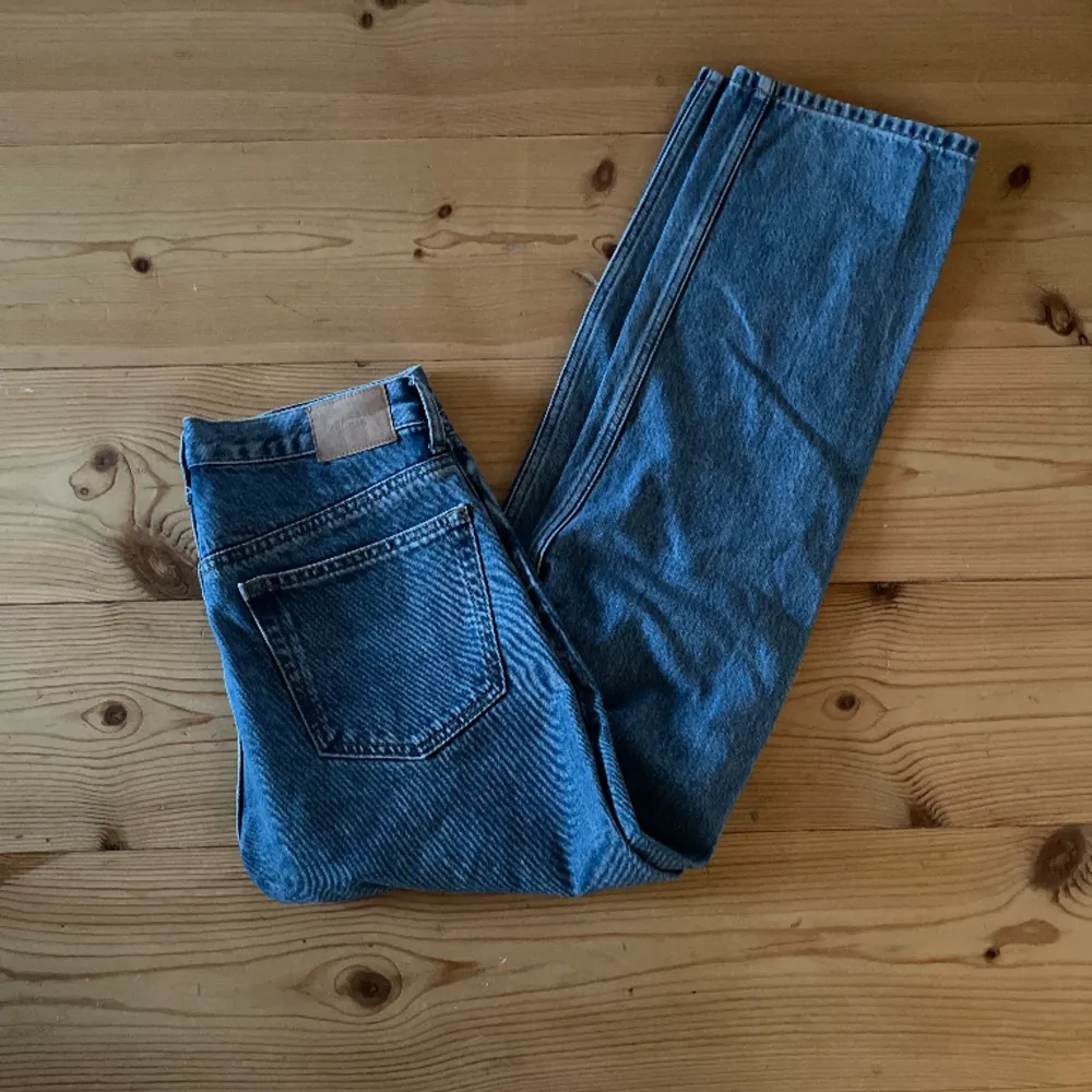 Säljer dessa jeans från Weekday med modell Relaxed straight och storlek (27/30) Modellen på bilden är 180 Skriv för fler funderingar!. Jeans & Byxor.