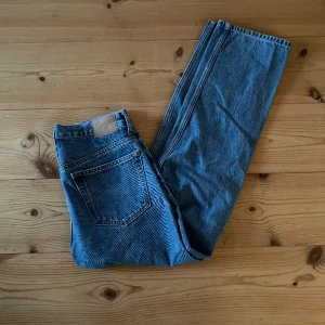 Weekday Jeans - Säljer dessa jeans från Weekday med modell Relaxed straight och storlek (27/30) Modellen på bilden är 180 Skriv för fler funderingar!