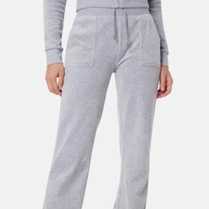 gråa juciy byxor för bra pris  - säljer mina gråa juciy byxor i st xs då dom ej kommer till användning längre, bra skick❤️‍🔥pris kan även diskuteras 