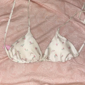 Bikiniöverdel Bianca X Nelly - Blommig bikiniöverdel från Bianca Ingrossos sista kollektion med Nelly. Stl xs. Den är använd men i fint skick 🌸