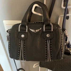 Zadig väska  - Säljer min Zadig Voltaire sunny nano. Köpt i somras använt 3 gånger, dustbag och axelrem tillkommer 