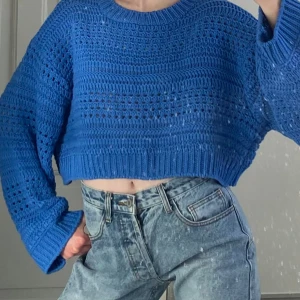 Pull&Bear stickad tröja - Cropped stickad tröja. Aldrig använd, perfekt skick 