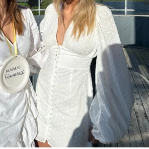 Vit klänning - Säljer min vita klänning från Adoore som är använd en gång 
