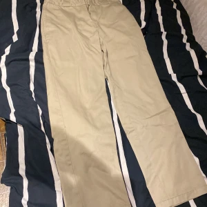 Beige dickies  - Sparsamt använda  Inga hål eller skador