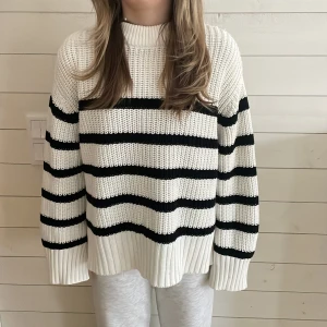 Stickad tröja  - Stickad tröja från Gina, storlek s Knappt använd