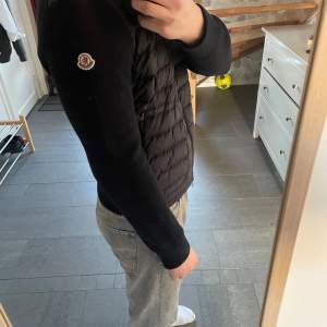 Äkta mörkblå Moncler cardigan. Nypris:9000 Storlek M Skriv för fler bilder.