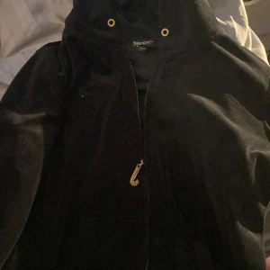 Juicy tröja  - En juicy tröja i svart som är gamla modellen dragkedjan är lite sönder men annars bra