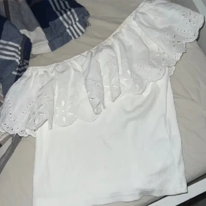 Topp - En fin topp från zara fast i lime grön,går inte längre att köpa jätte fin och unik färg PERFEKT till vår och sommar. Pris kan absolut diskuteras !