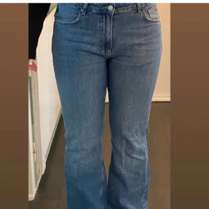 Bootcut jeans - Sjukt snygga bootcut jeans i blå. Storleken är 42 petite men är bra längd på mig som är 167. De är lite stora och har inte kommit till någon användning. 