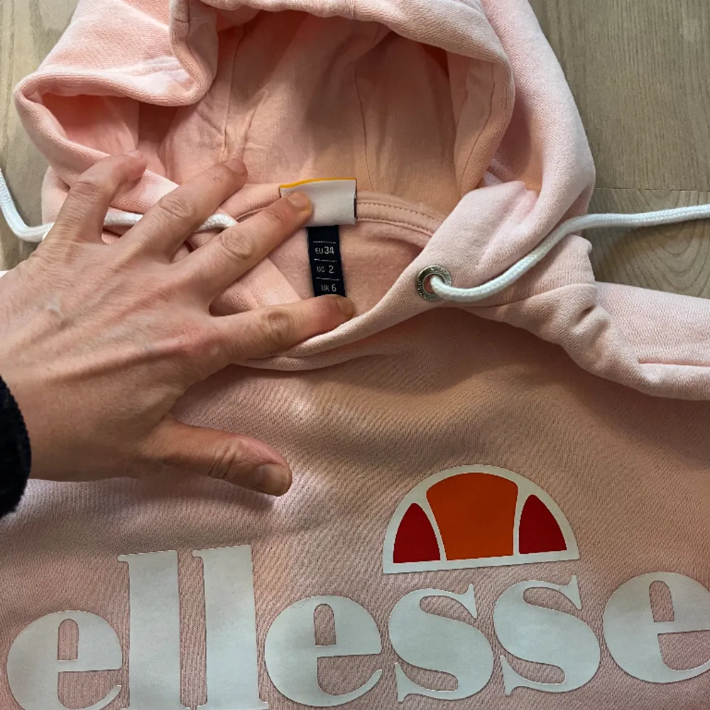 Tröja Ellesse stl 34 200kr.  Tröjan är använd bara enstaka gånger och är nästan som ny. Ny tvättat från djur och rökfri hem.   . Hoodies.