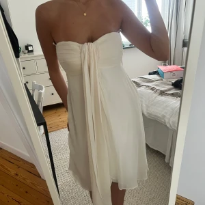 Super fin vit klänning, som man kan justera på olika sätt - Klänning