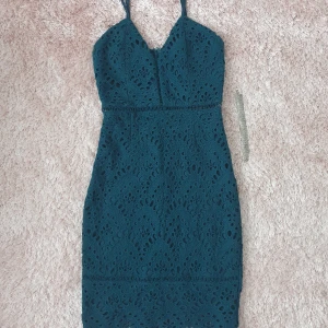 Grön missguided klänning snygg vacker elegant classy - Skriv gärna privat vid några frågor 