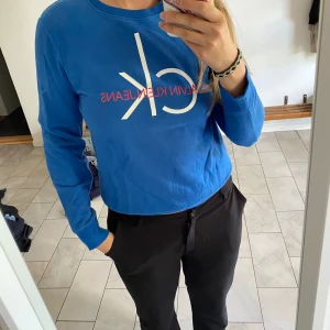 Tjocktröja från CK🦋 - Tröja i fint skick från Calvin Klein, köpt i USA stl XS🦋✨
