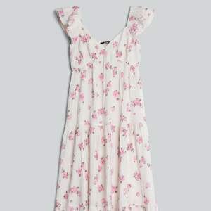 superfin klänning perfekt till midsommar, oanvänd med prislappen kvar!😇 slutsåld online!